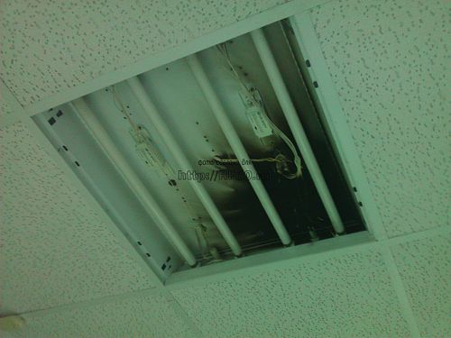 загорелся светильник в подвесном потолке г. Великие Луки